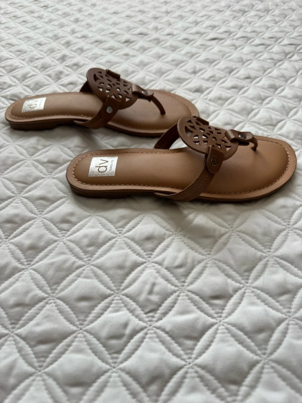 DV by Dolce Vita Candle Brown Cutout Medallion Toe-Post Sandals Size 3